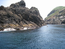 アワビ（あわび）の漁場である、舳倉島（へぐらじま）は海女の漁で知られています