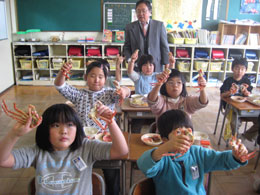 三井小学校 - 説明を聞いて実践する生徒