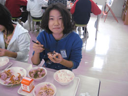 河井小学校 - おいしそうに食べる生徒