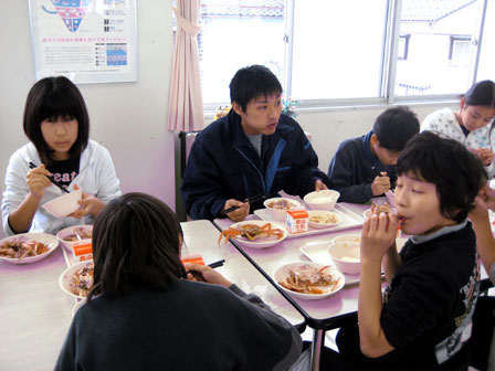 三井小学校 - 給食を生徒と一緒に食べる職員