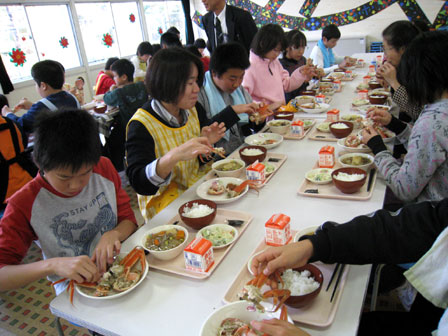 河原田小学校 - おいしそうに食べる生徒