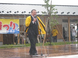 豪雨の中挨拶する「北村しげお」衆議院議員