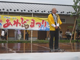 豪雨の中挨拶する「梶 文秋」輪島市長
