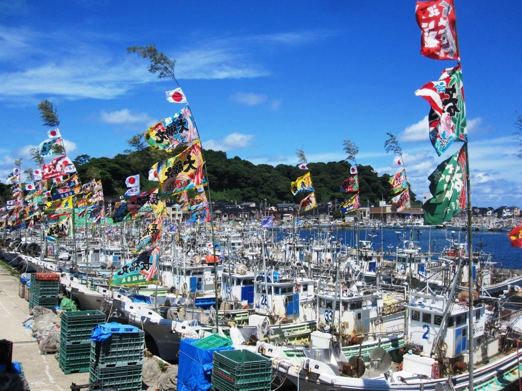 輪島港から豊漁を期す38隻の各漁船が沖合の漁場を目指して一斉に出漁した。