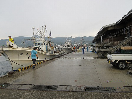 漁師が網の積み込み作業などを進め、家族らに見送られ 港を離れ、午後4時ごろから帰港し始めます。
